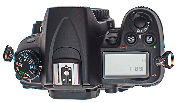 Хотя тип поддерживаемых носителей не изменился - это все же SD / SDHC / SDXC, как и во всех других любительских корпусах Nikon, - но слот был удвоен, что позволяет использовать две карты памяти одновременно, как в профессиональных организациях